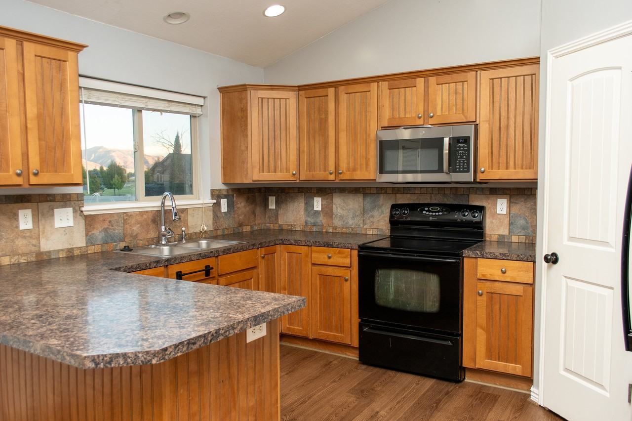 564 N 800 E - Photo 6 of 26