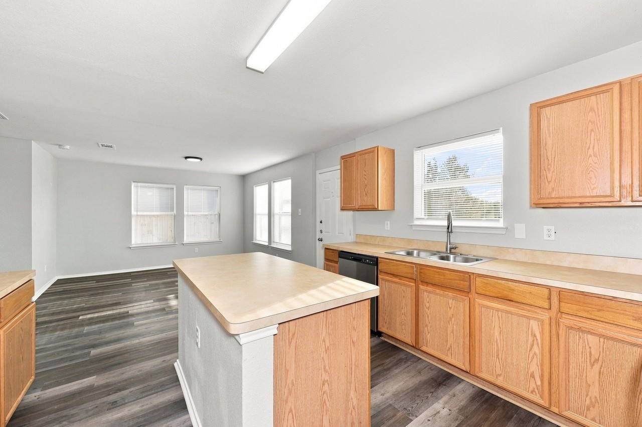 1409 Mission Hills Ln - Photo 2 of 10