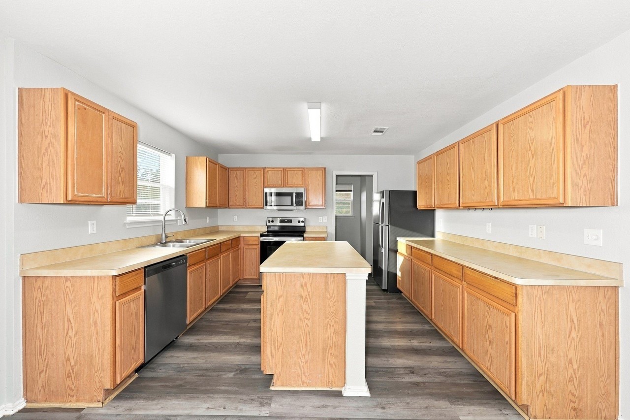 1409 Mission Hills Ln - Photo 3 of 10