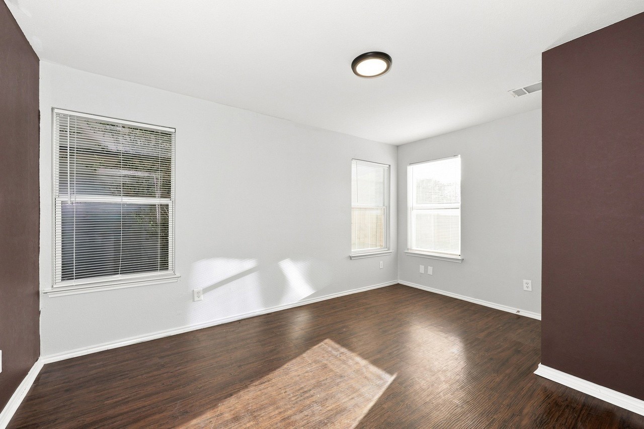 1409 Mission Hills Ln - Photo 4 of 10