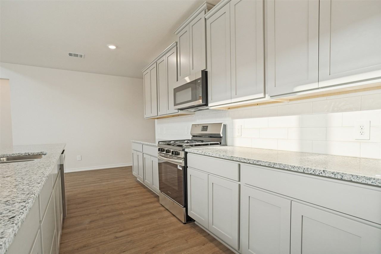 1802 Sabina Dr - Photo 5 of 25