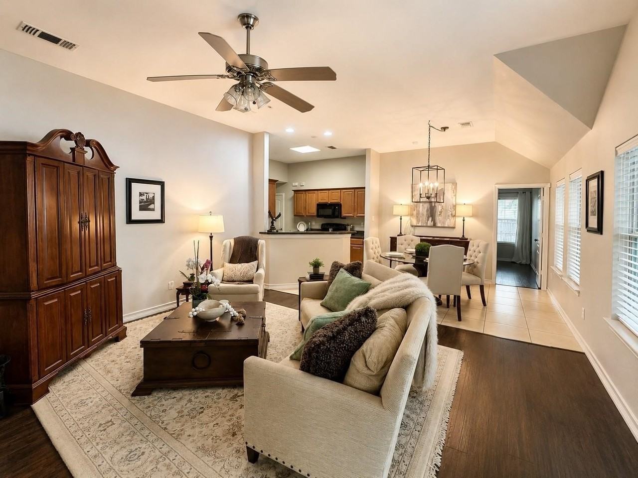 1006 Hall St - Photo 3 of 18