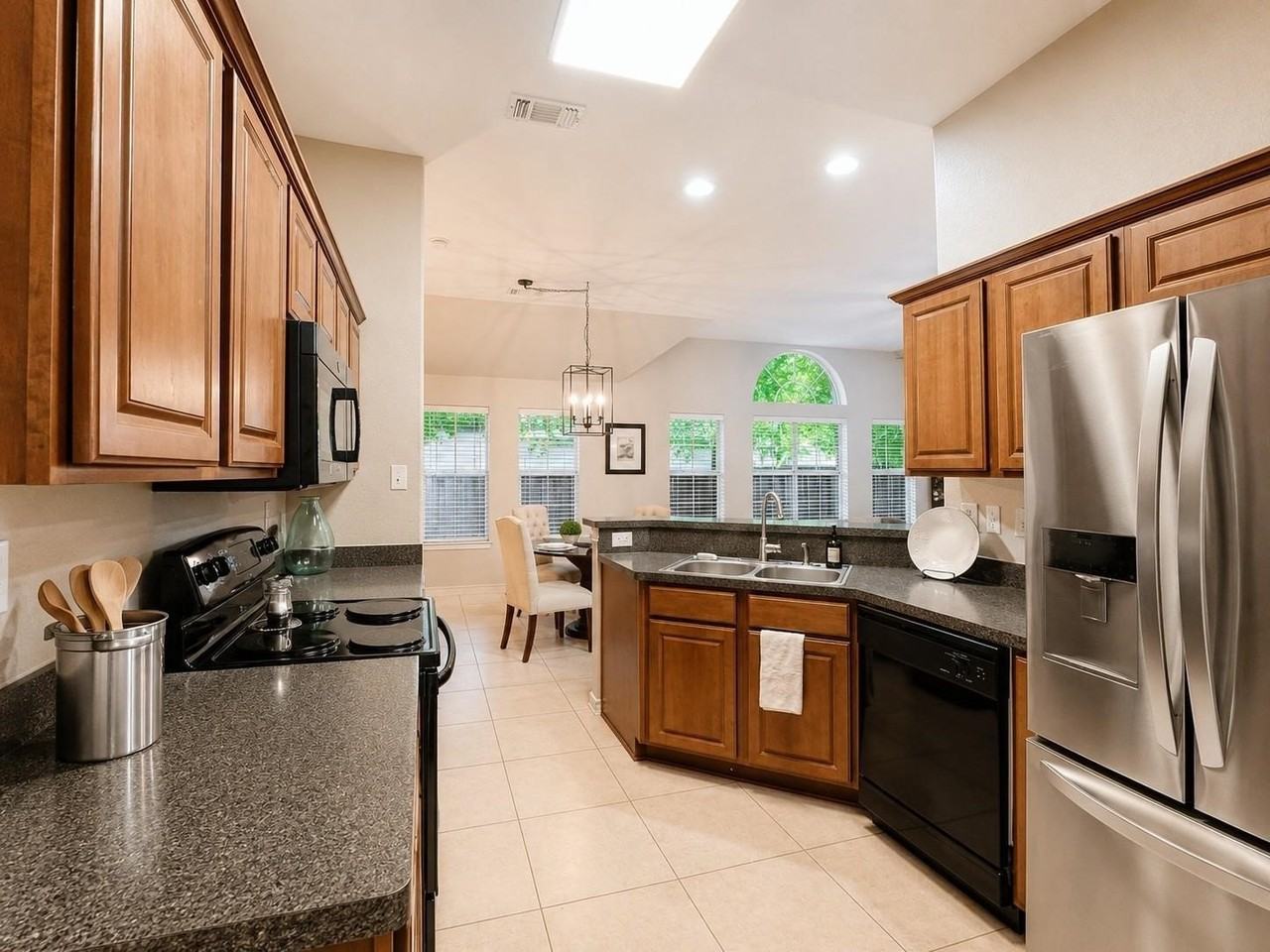 1006 Hall St - Photo 5 of 18