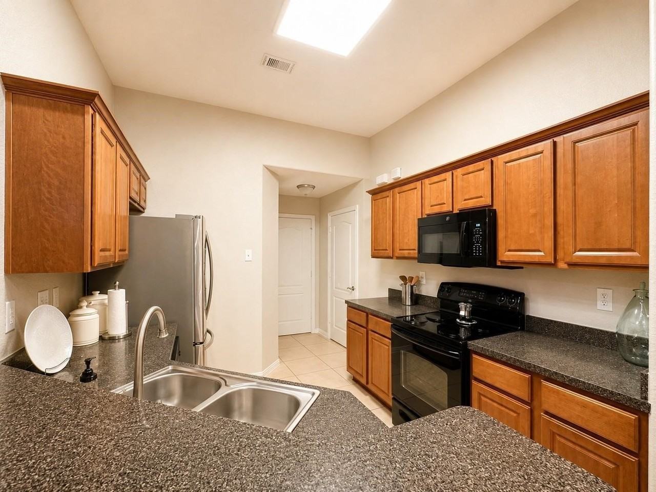 1006 Hall St - Photo 6 of 18