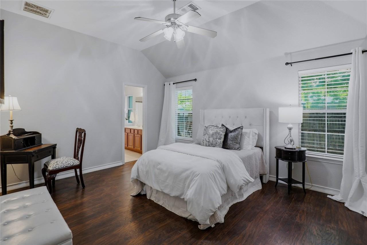 1006 Hall St - Photo 7 of 18