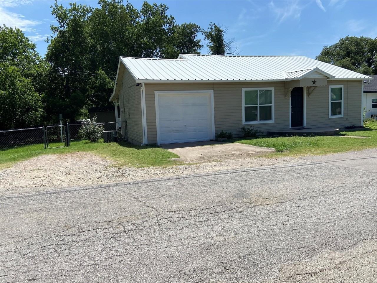 506 N Lamar St - Photo 2 of 15