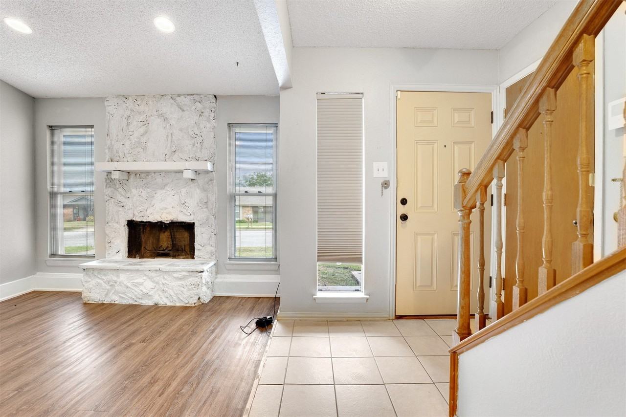 7044 Crosstimbers Ln - Photo 4 of 24