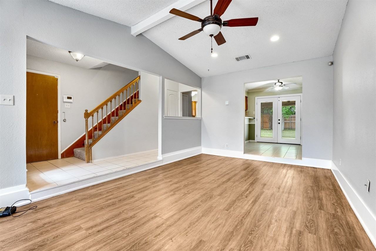 7044 Crosstimbers Ln - Photo 6 of 24