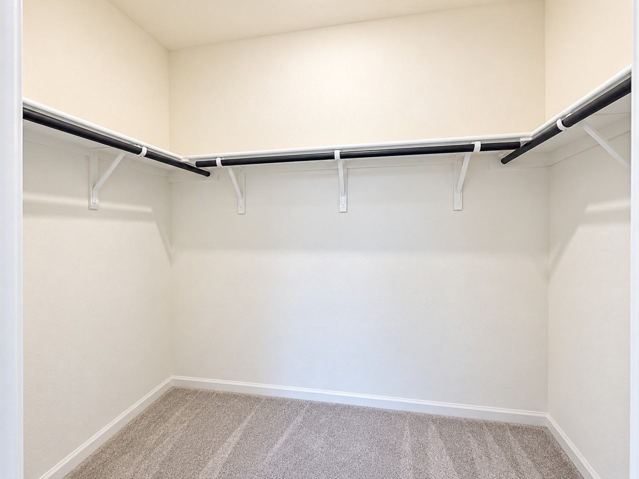 2212 Burnwood St - Photo 5 of 8