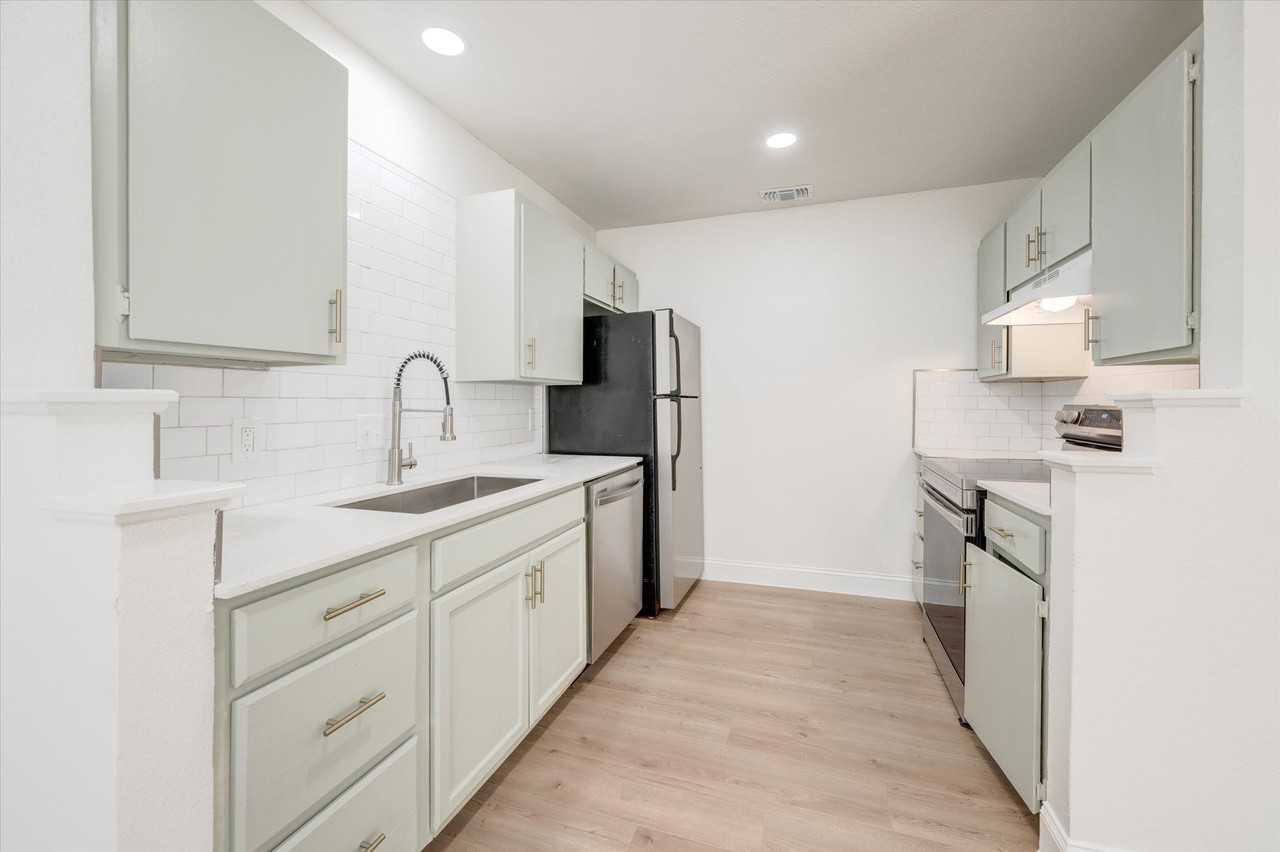 805 W Chambers St #F - Photo 3 of 16