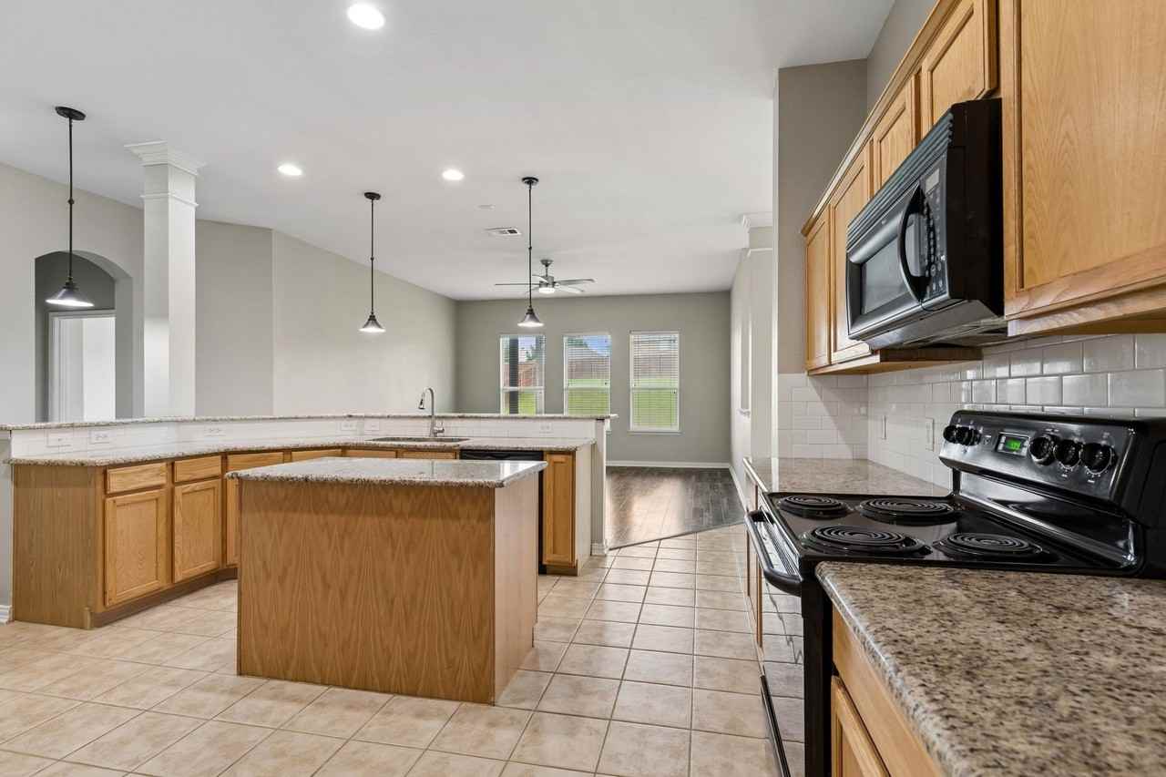 1209 Stone Ln - Photo 2 of 40