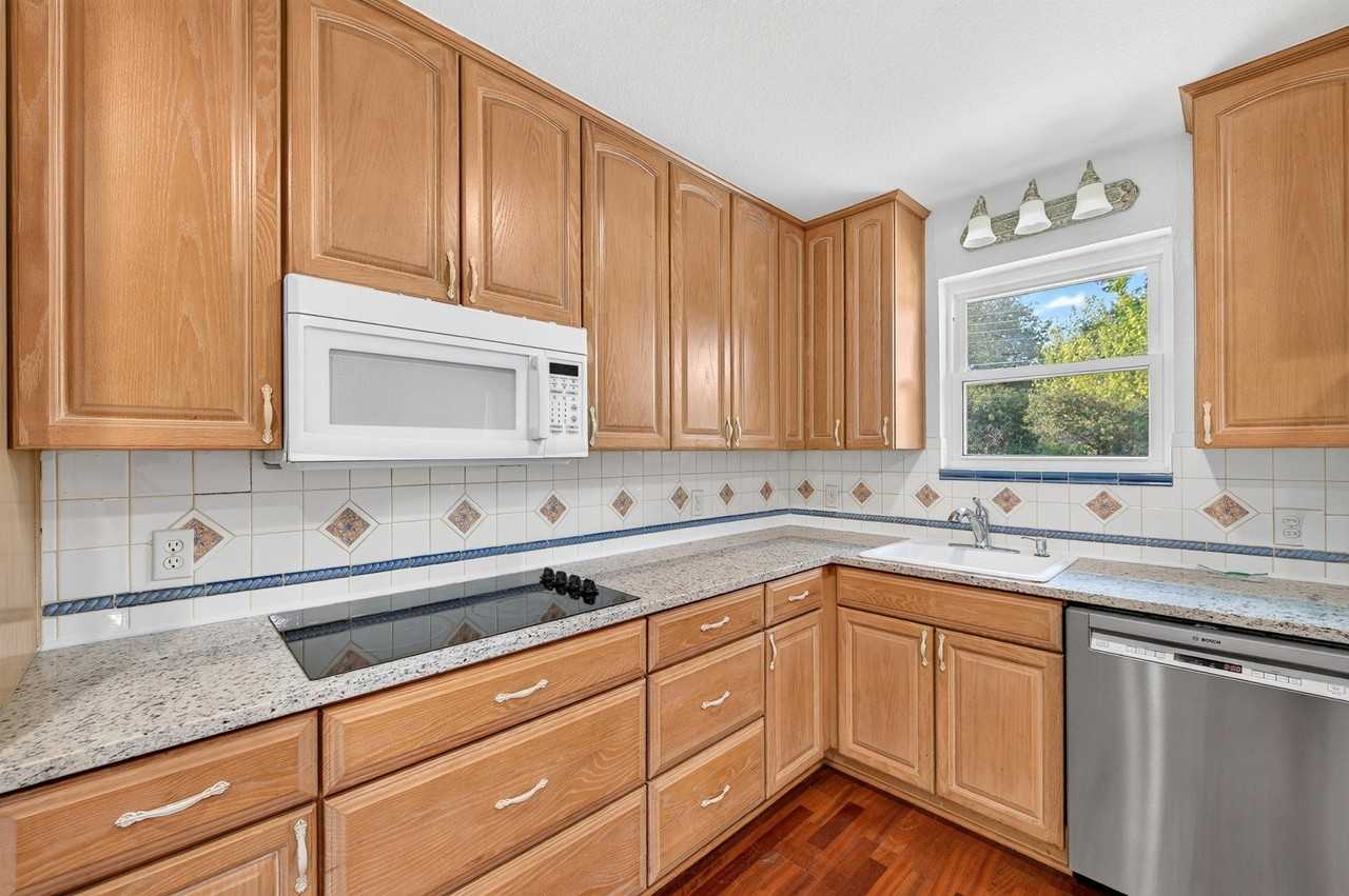 7005 Oakland Ln - Photo 3 of 24