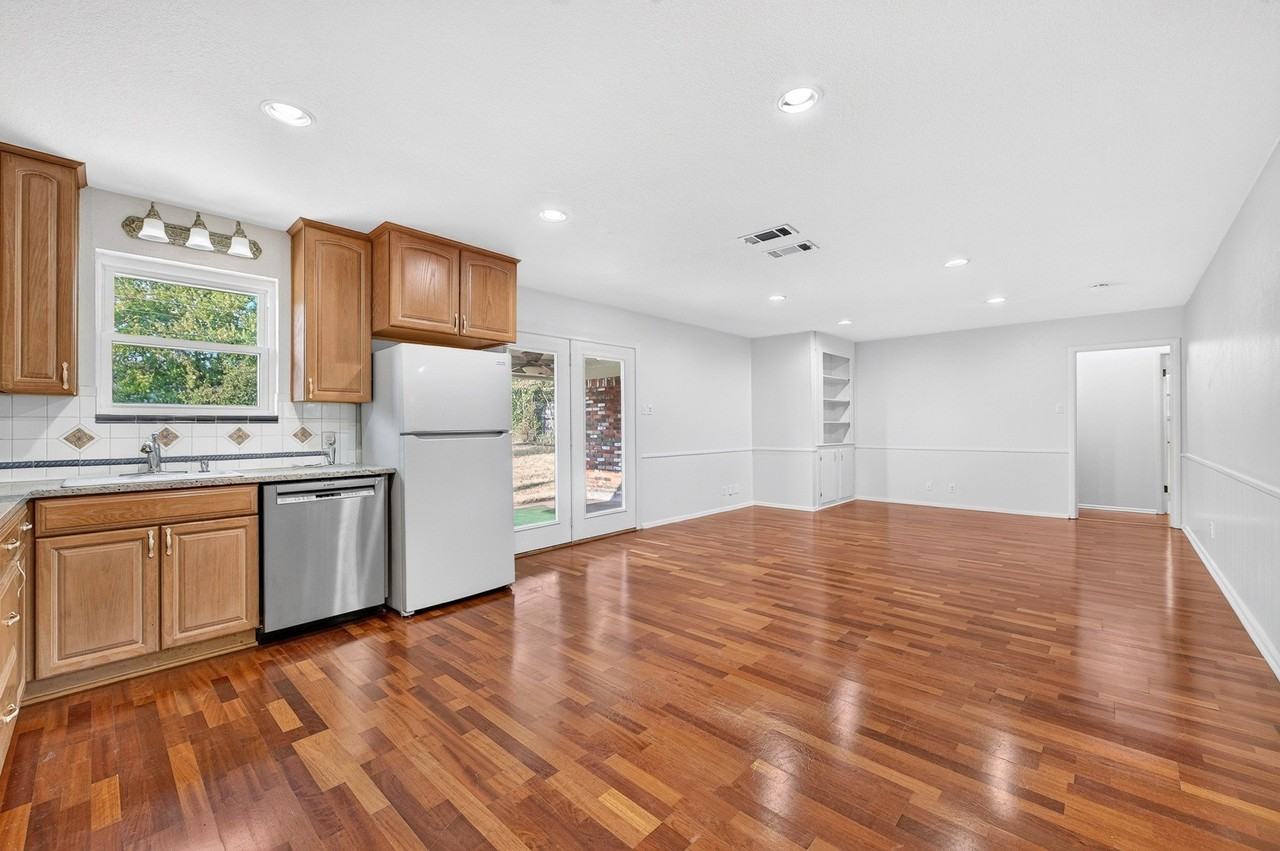 7005 Oakland Ln - Photo 4 of 24