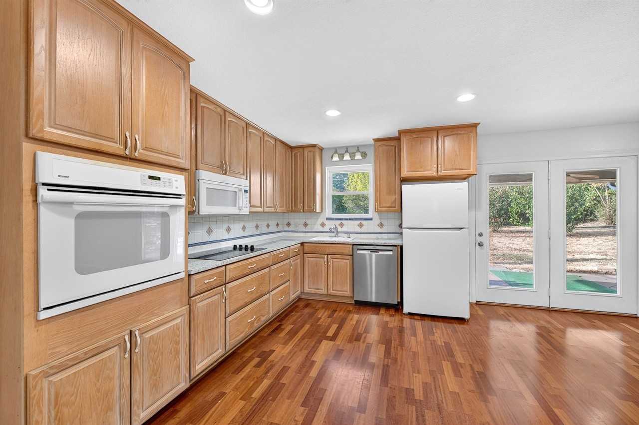 7005 Oakland Ln - Photo 5 of 24