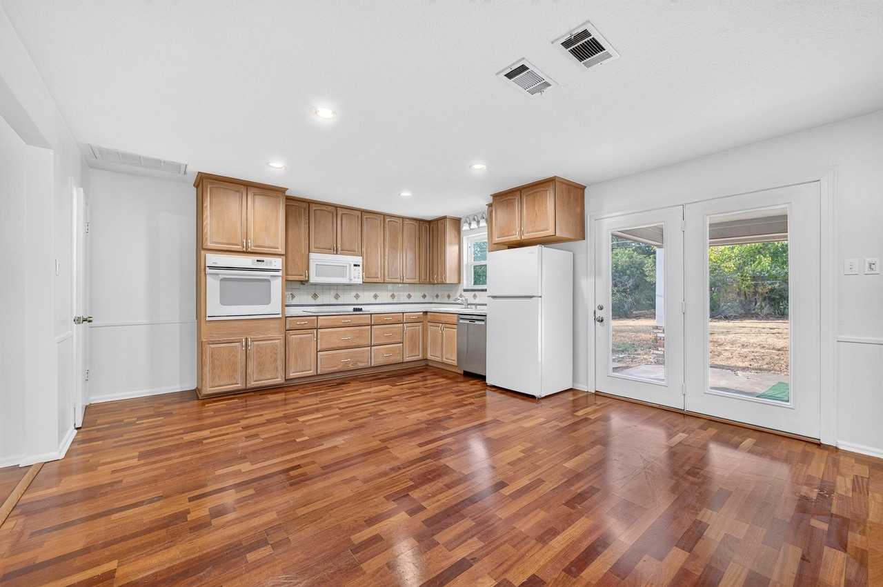 7005 Oakland Ln - Photo 6 of 24