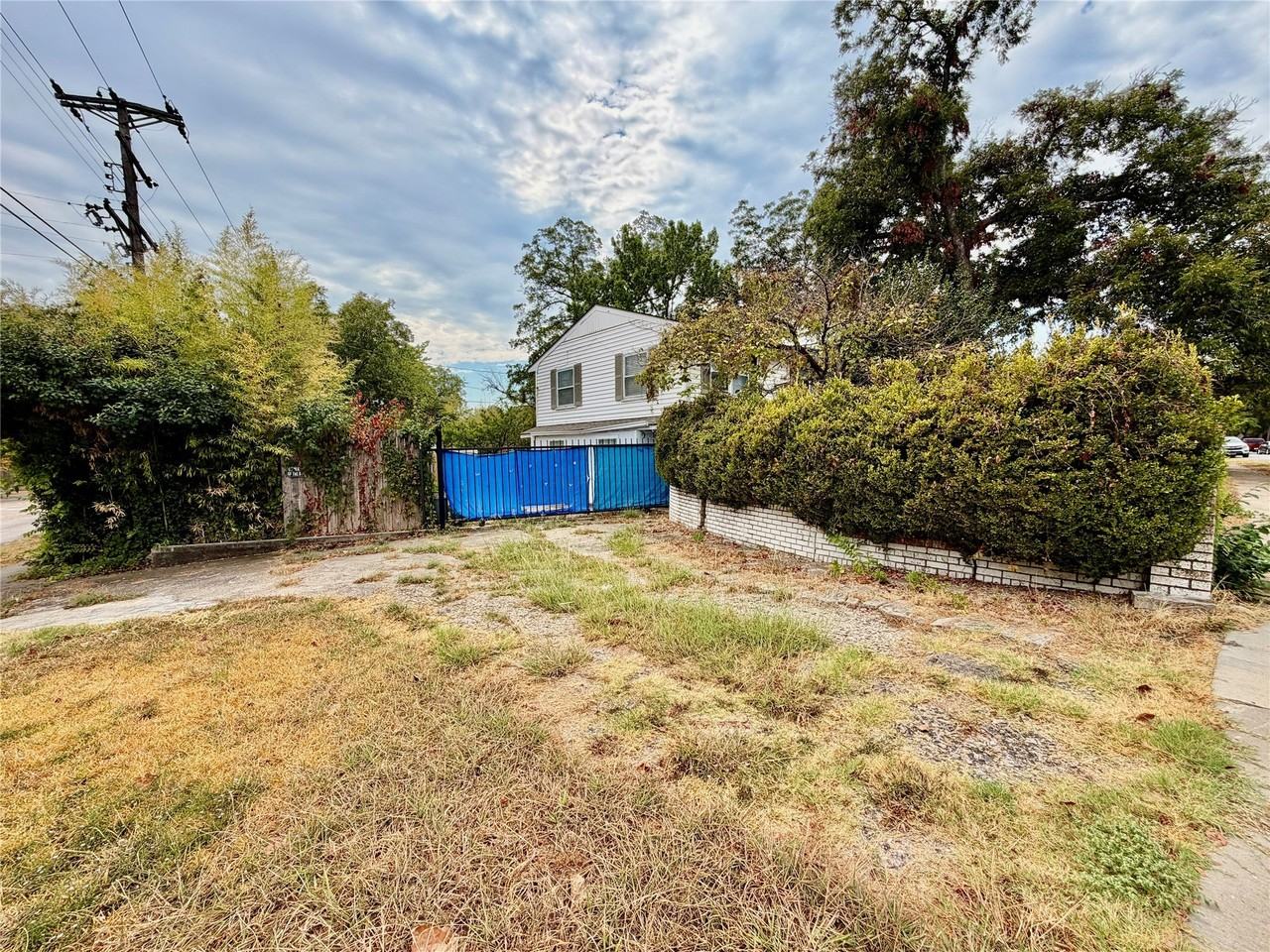 1300 Elmhurst Dr - Photo 3 of 29