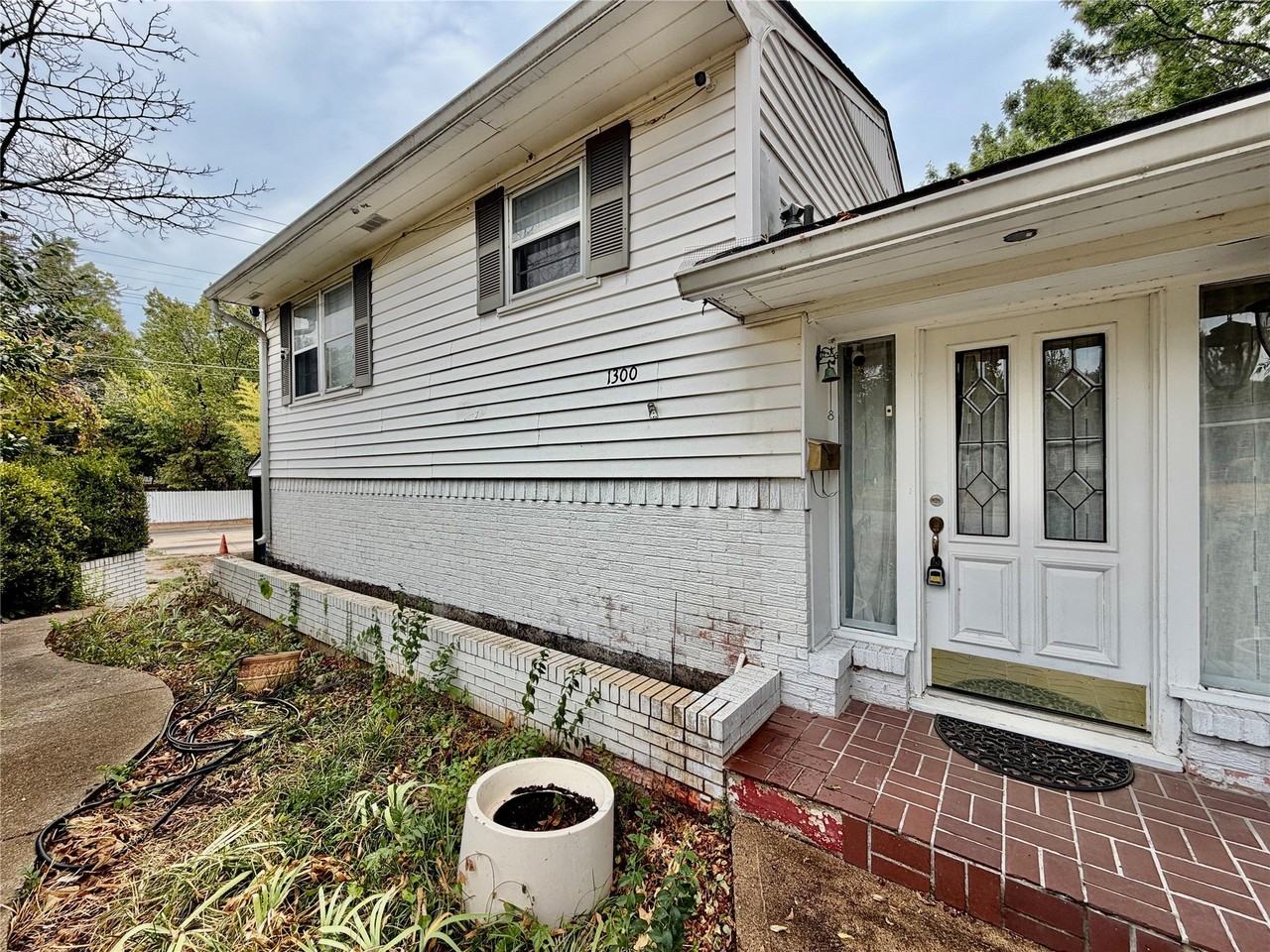 1300 Elmhurst Dr - Photo 4 of 29