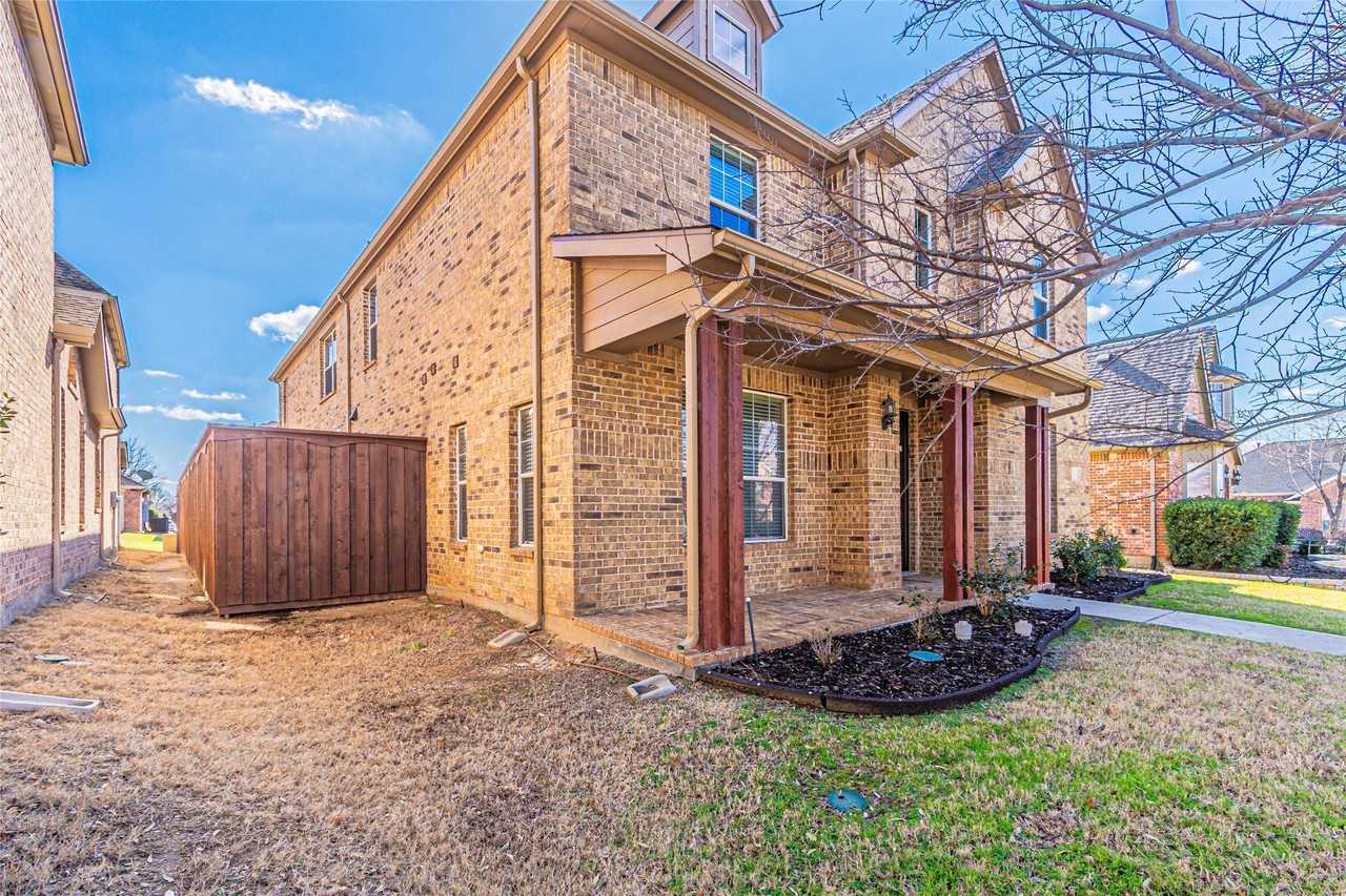 10611 Providence Dr - Photo 3 of 40