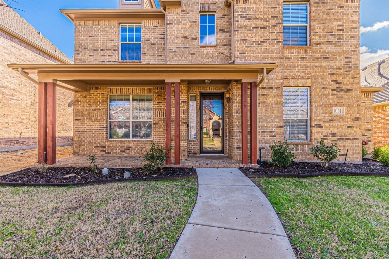 10611 Providence Dr - Photo 4 of 40