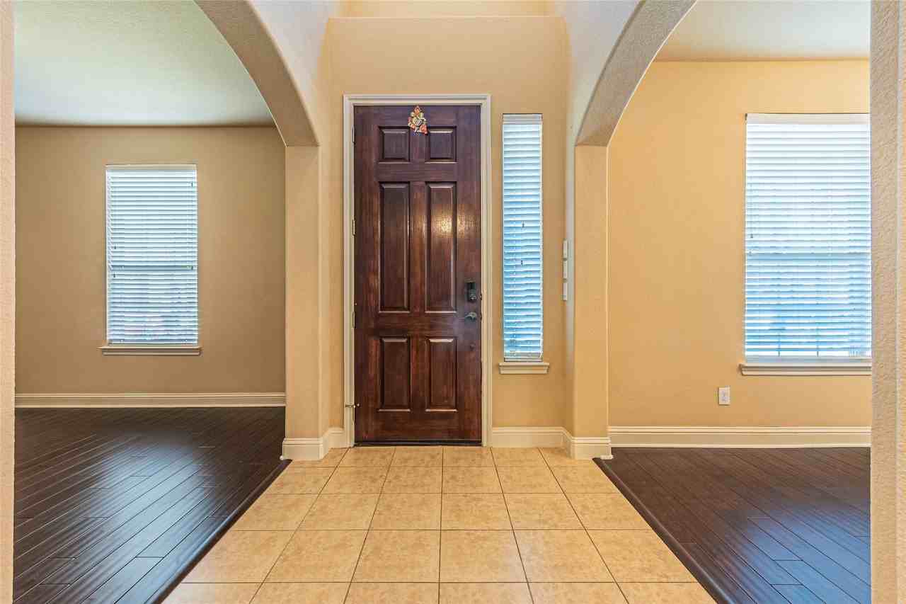 10611 Providence Dr - Photo 5 of 40