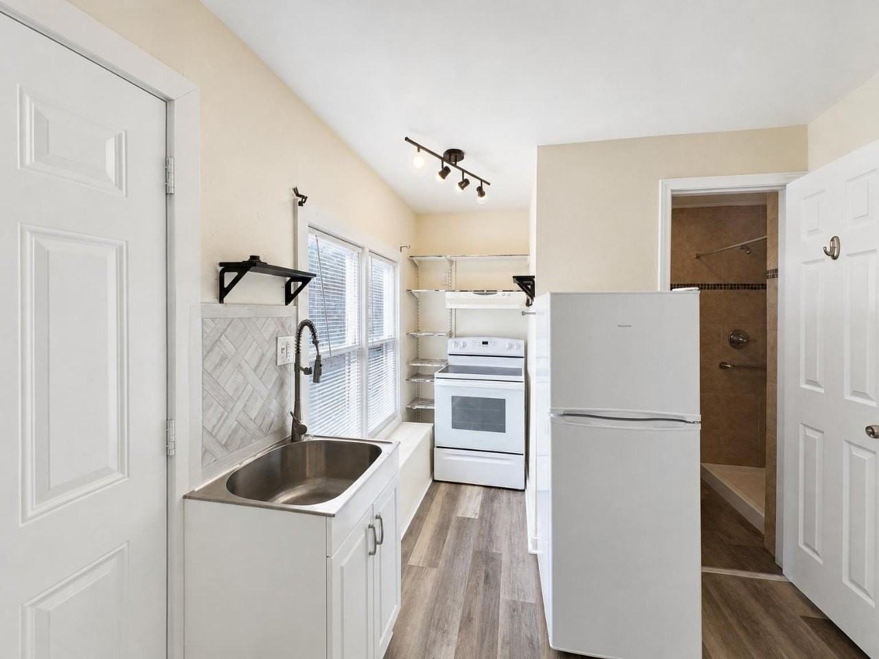933 Gillham Rd #B - Photo 3 of 7