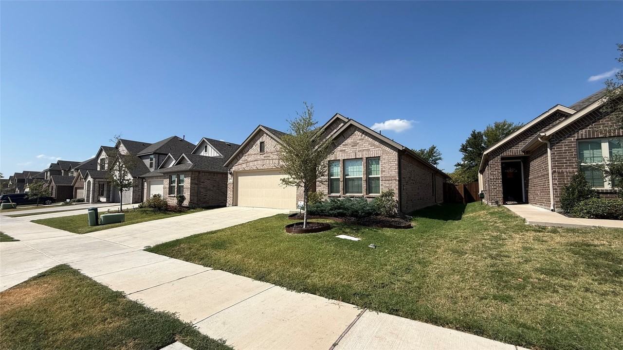704 Big Bend Pkwy - Photo 2 of 26