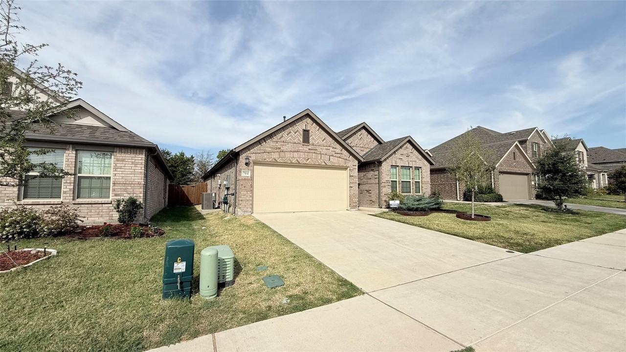 704 Big Bend Pkwy - Photo 4 of 26