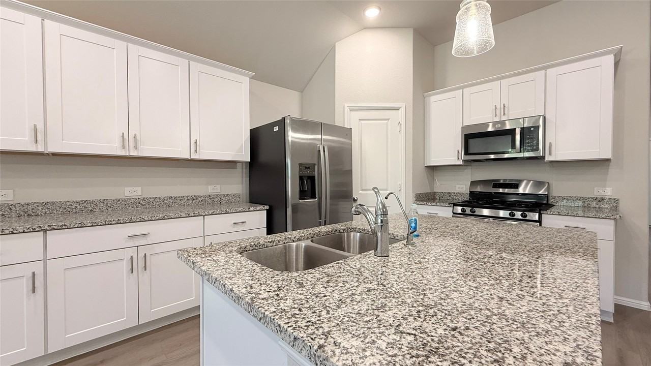 704 Big Bend Pkwy - Photo 7 of 26