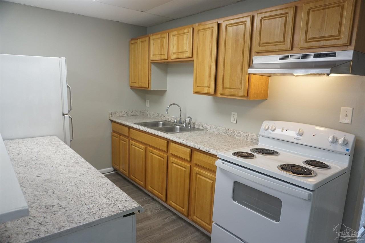 2709 N Davis Hwy - Photo 3 of 14