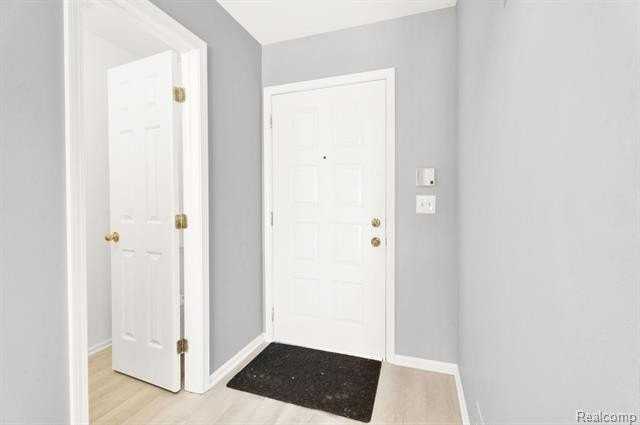 37074 Brynford Dr - Photo 4 of 43
