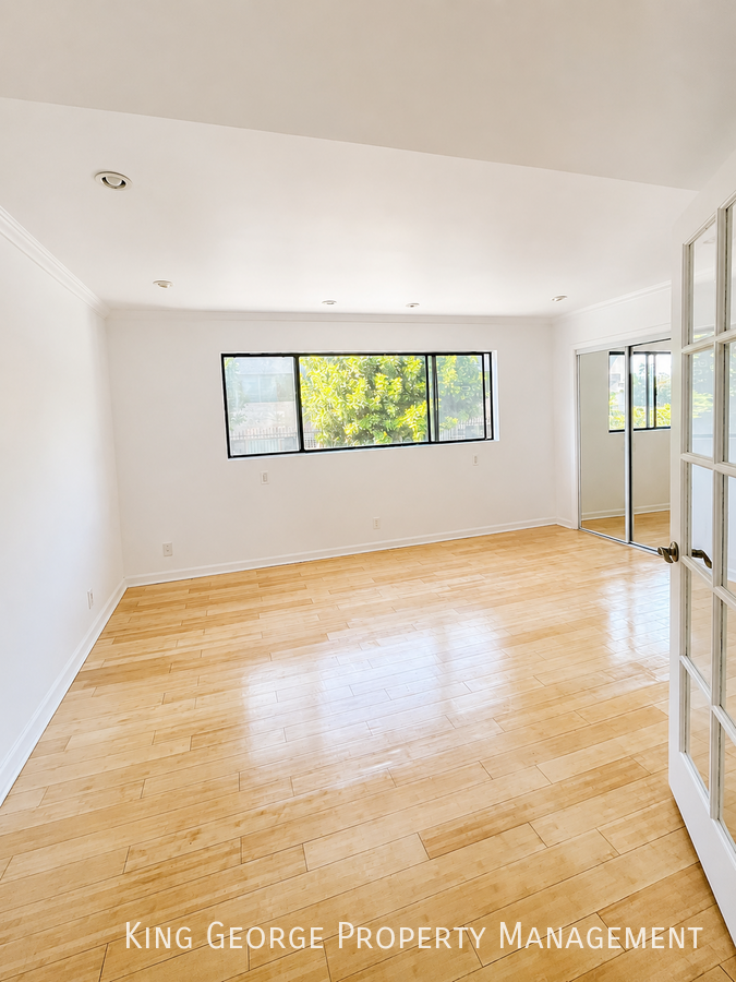 7307 Haskell Ave #4 - Photo 6 of 12