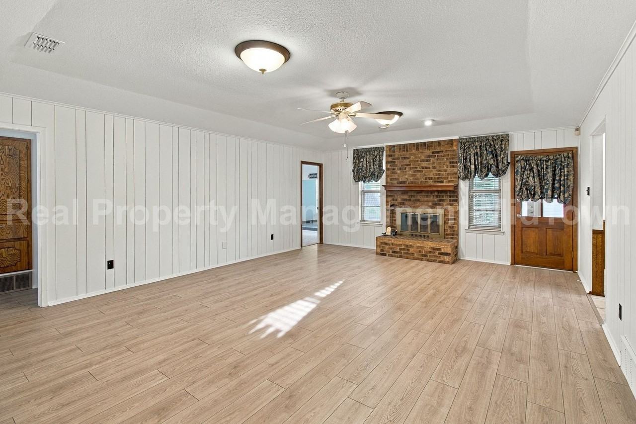 1914 Roosevelt Dr - Photo 4 of 36