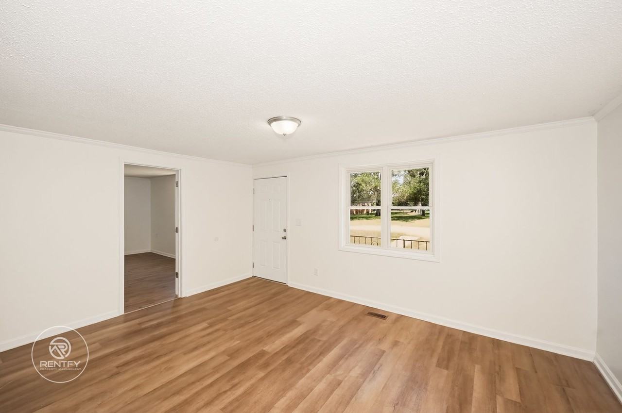 2106 E Greenbriar Rd - Photo 4 of 11