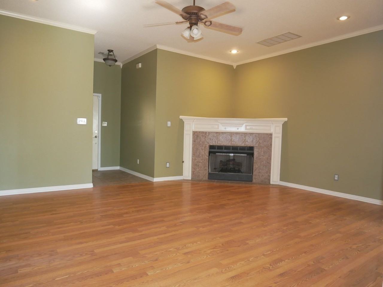 9700 E Pointe Dr - Photo 3 of 14