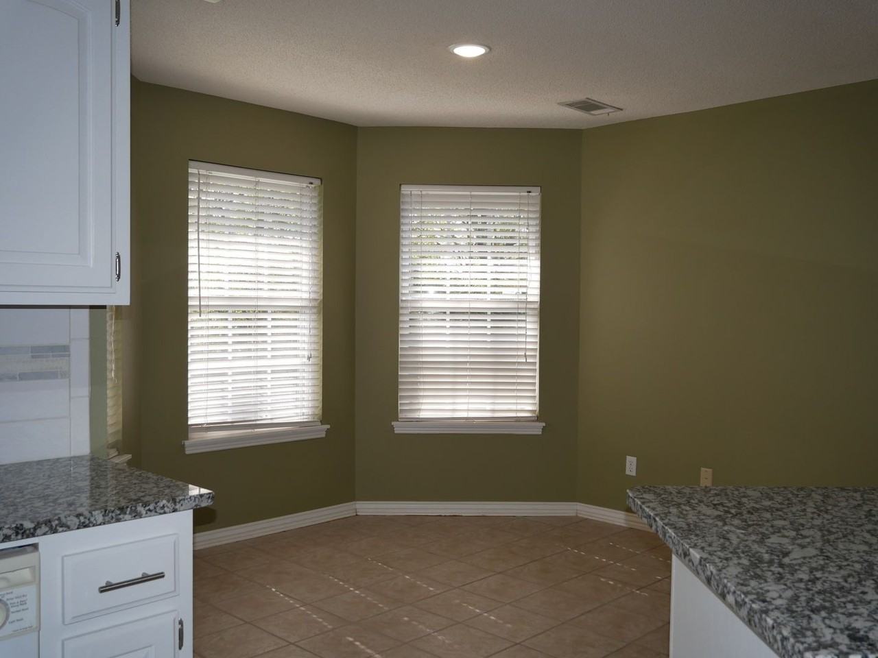9700 E Pointe Dr - Photo 7 of 14