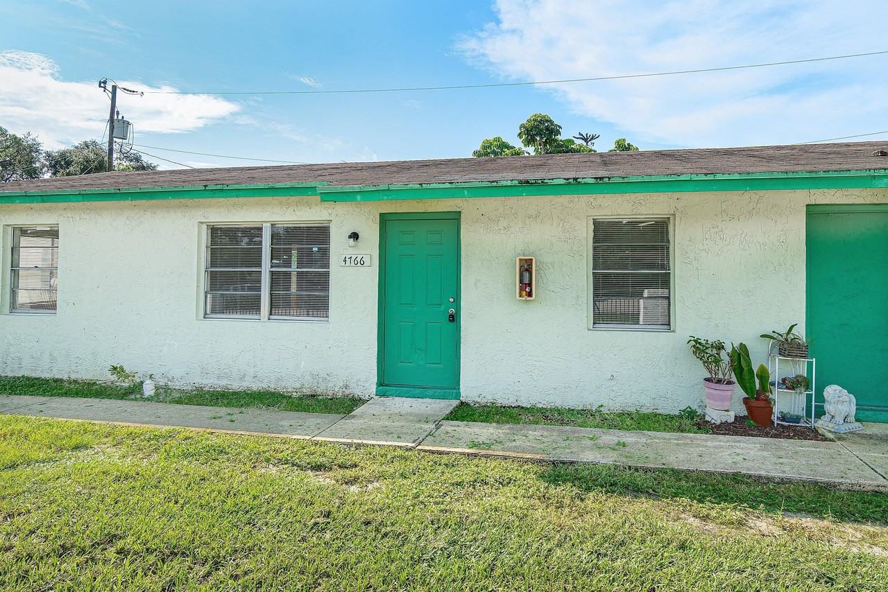 4766 Gulfstream Rd - Photo 2 of 24