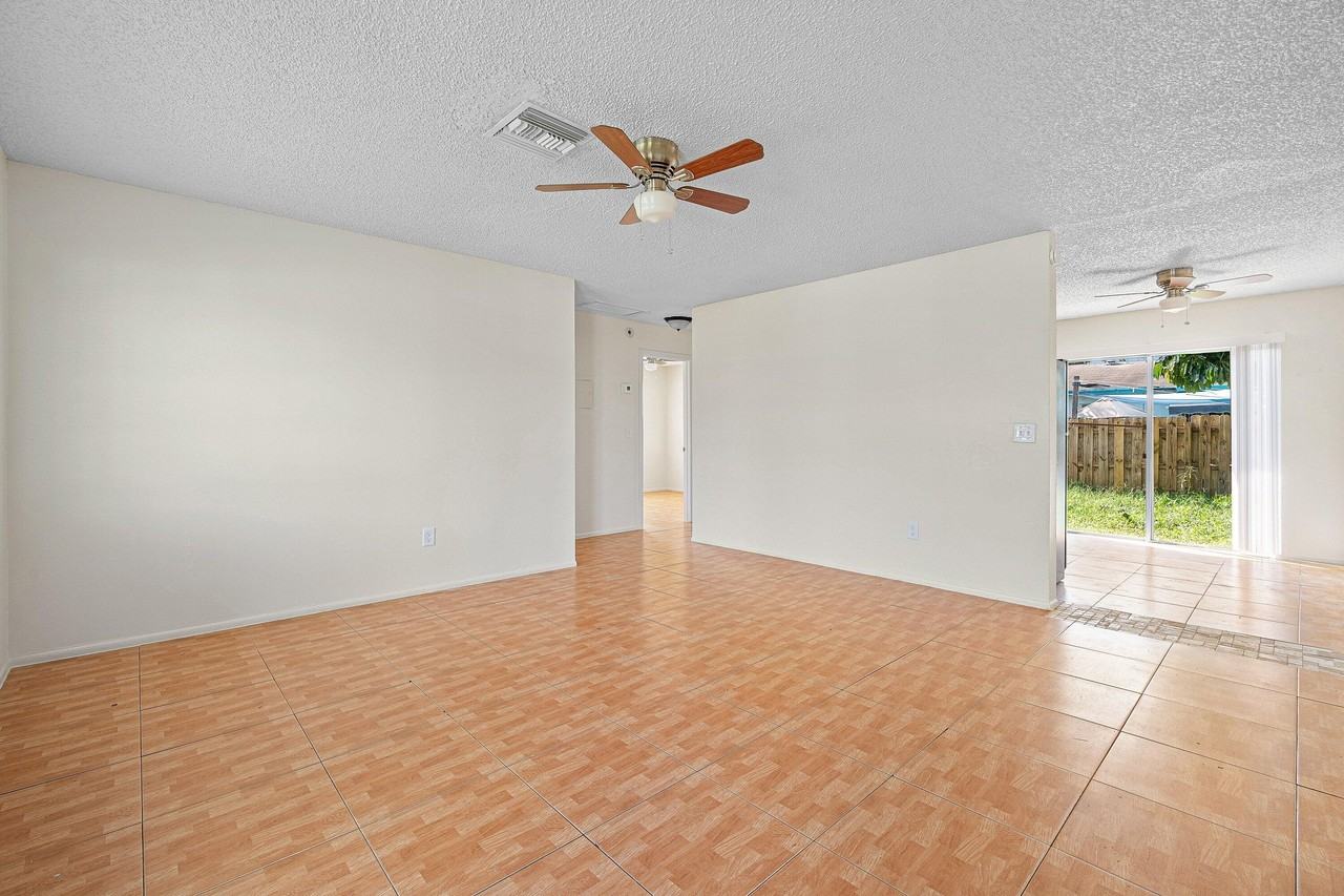 4766 Gulfstream Rd - Photo 4 of 24