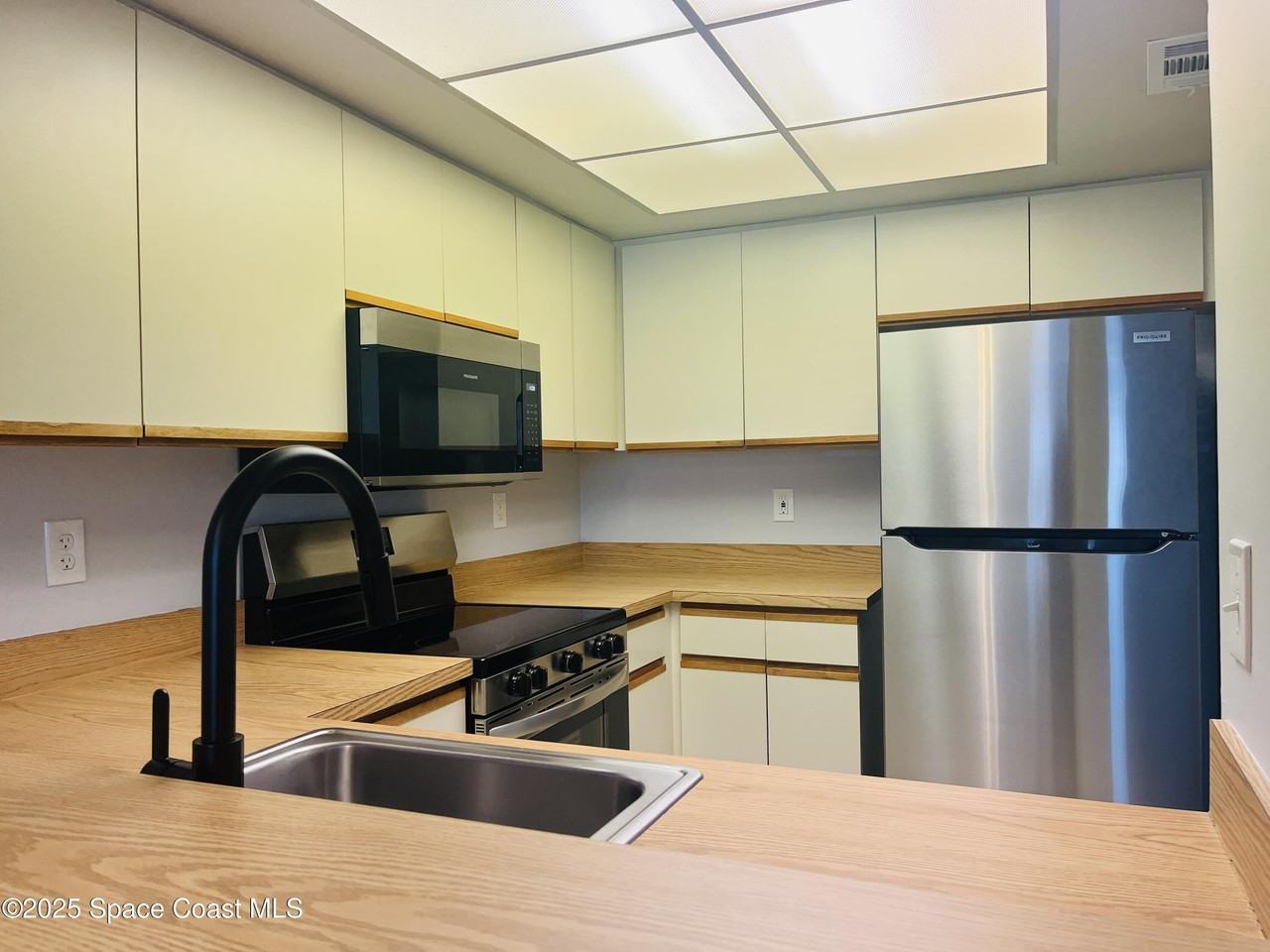 3131 Sir Hamilton Cir #10 - Photo 5 of 14