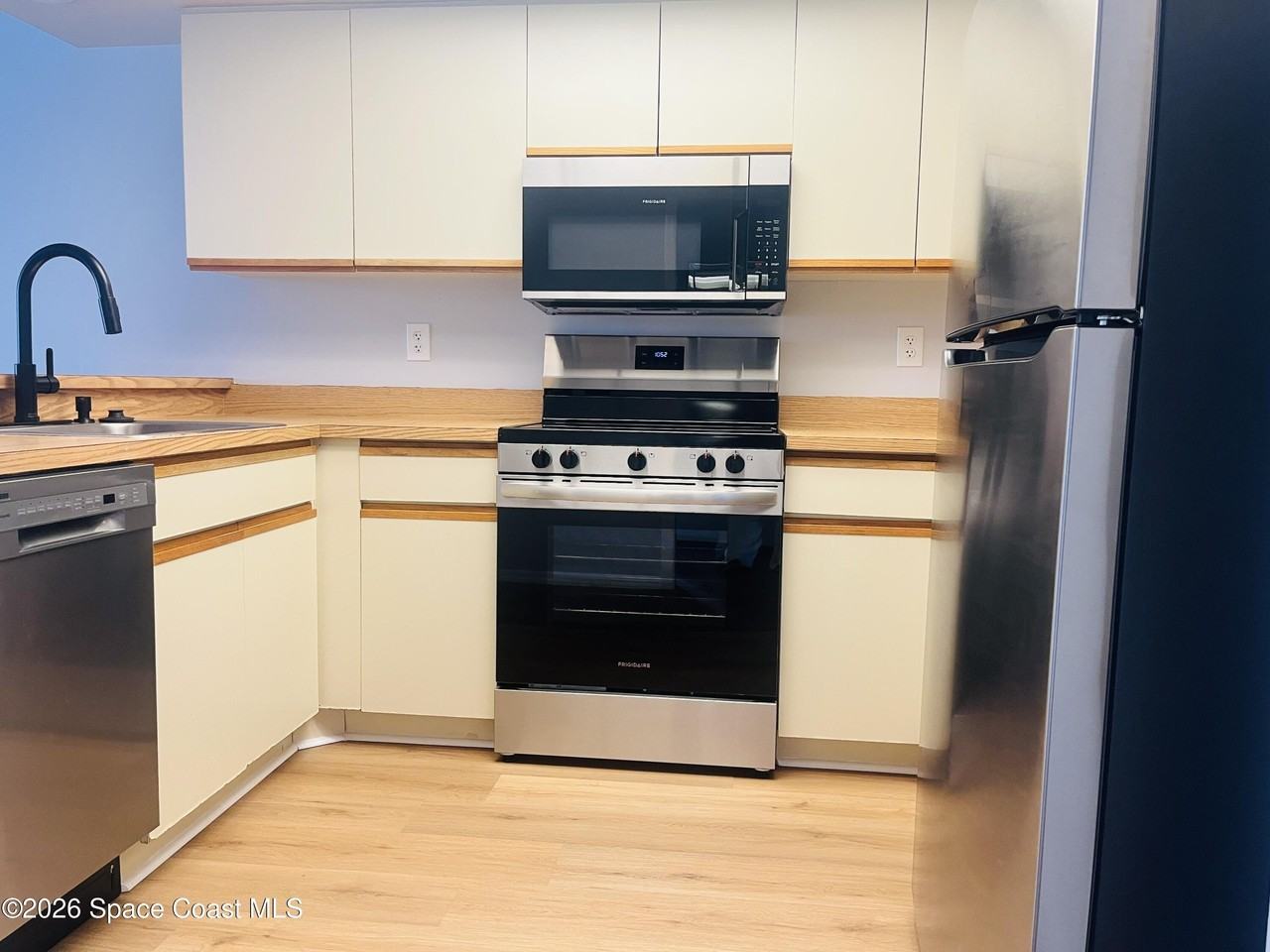 3131 Sir Hamilton Cir #10 - Photo 6 of 14
