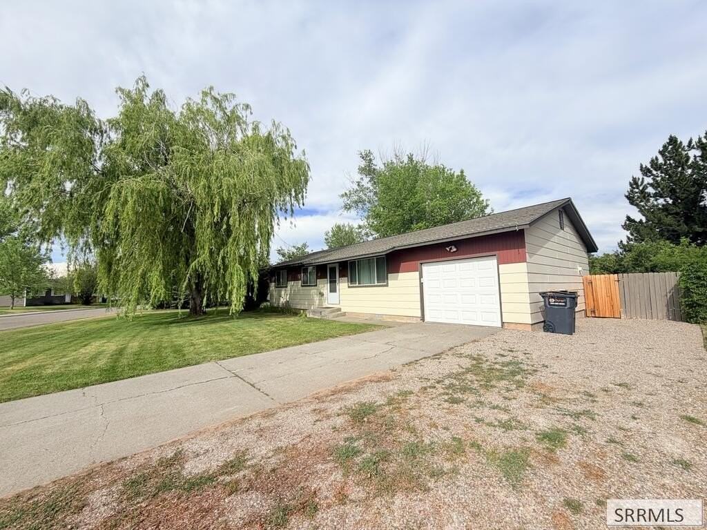 300 Blossom Dr - Photo 2 of 16