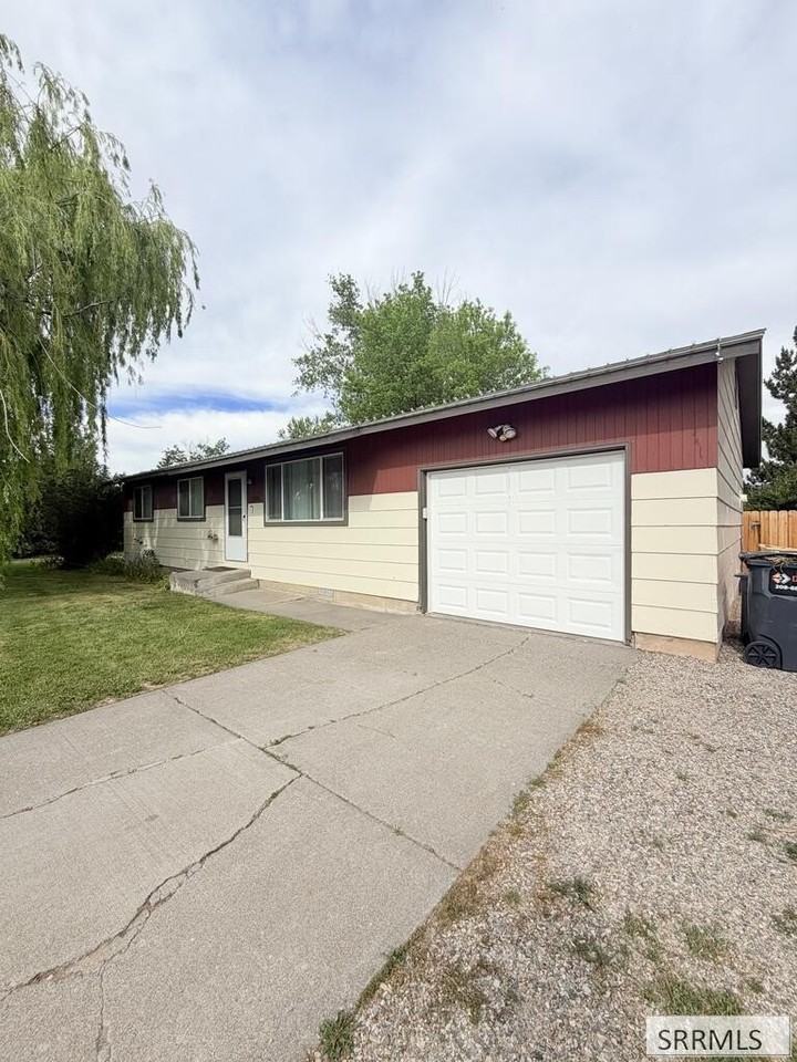 300 Blossom Dr - Photo 3 of 16