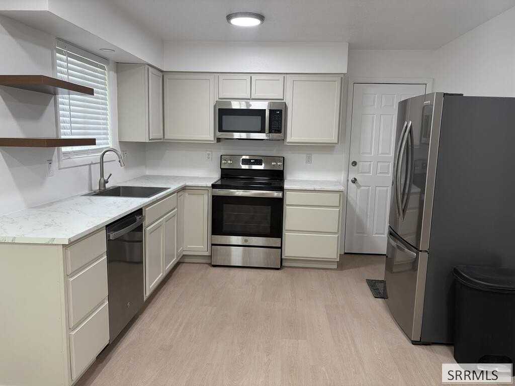 300 Blossom Dr - Photo 4 of 16