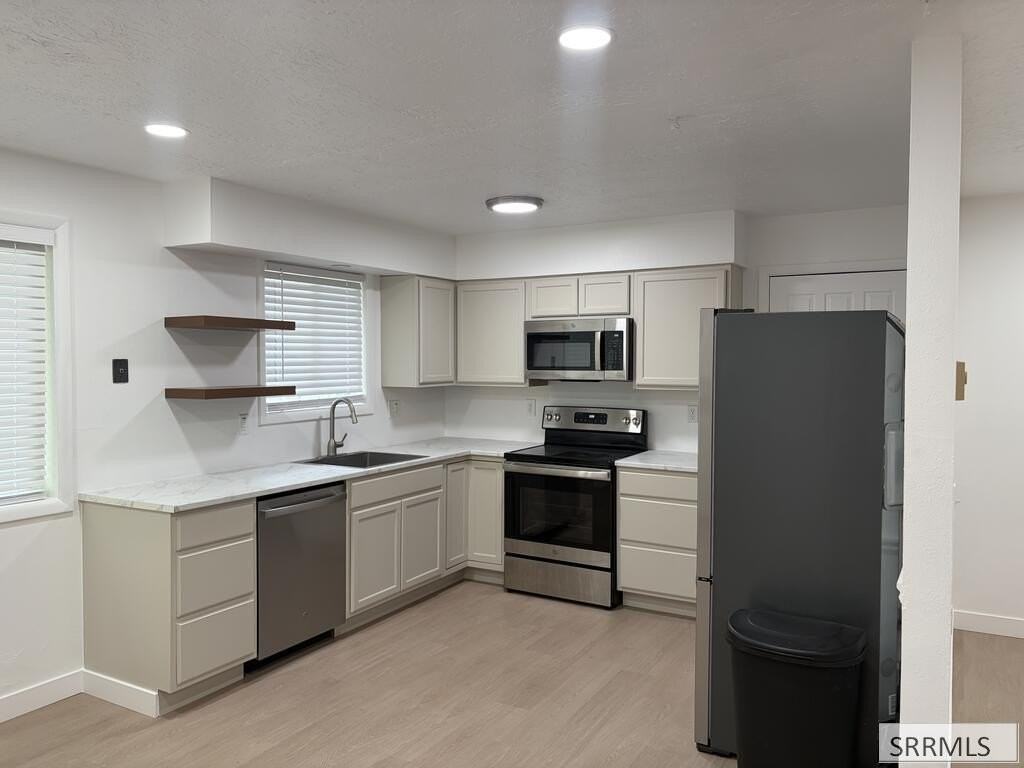 300 Blossom Dr - Photo 5 of 16