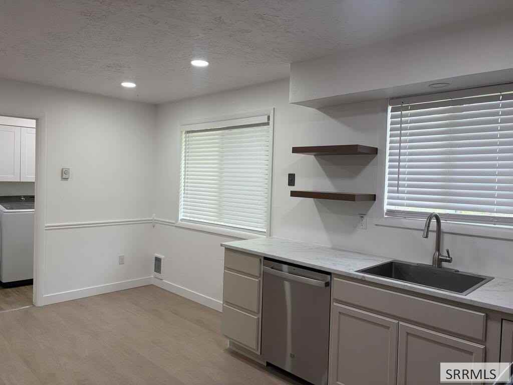 300 Blossom Dr - Photo 6 of 16