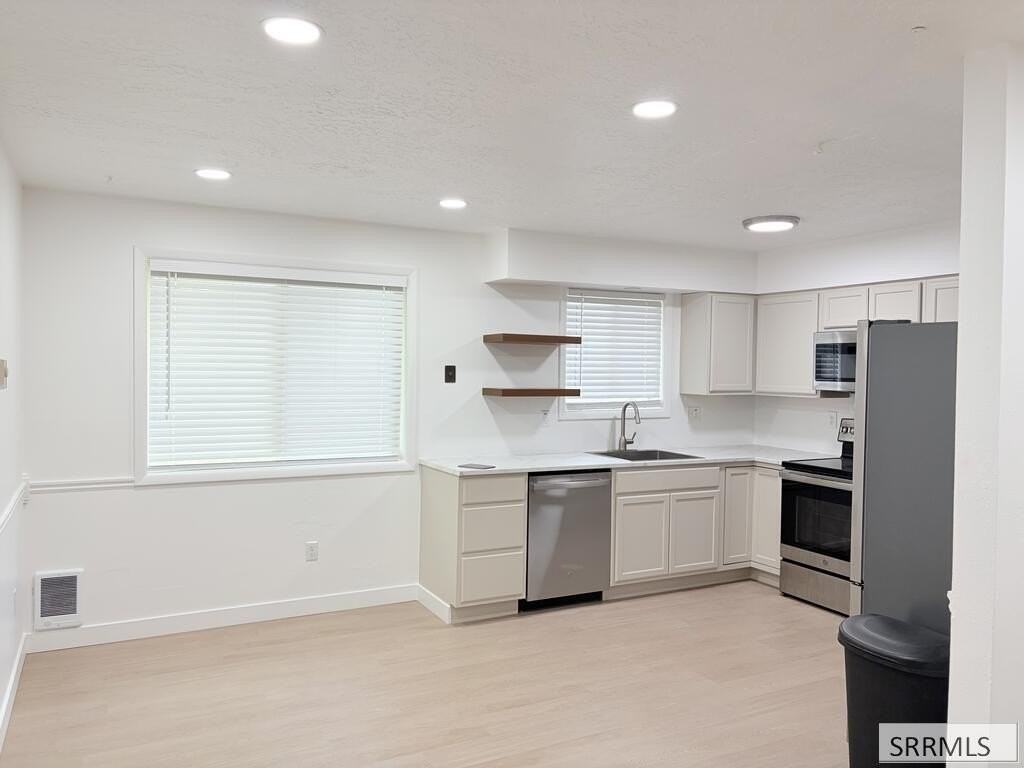 300 Blossom Dr - Photo 7 of 16