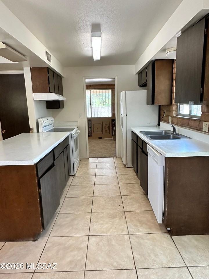 2650 W Calle Padilla - Photo 3 of 16