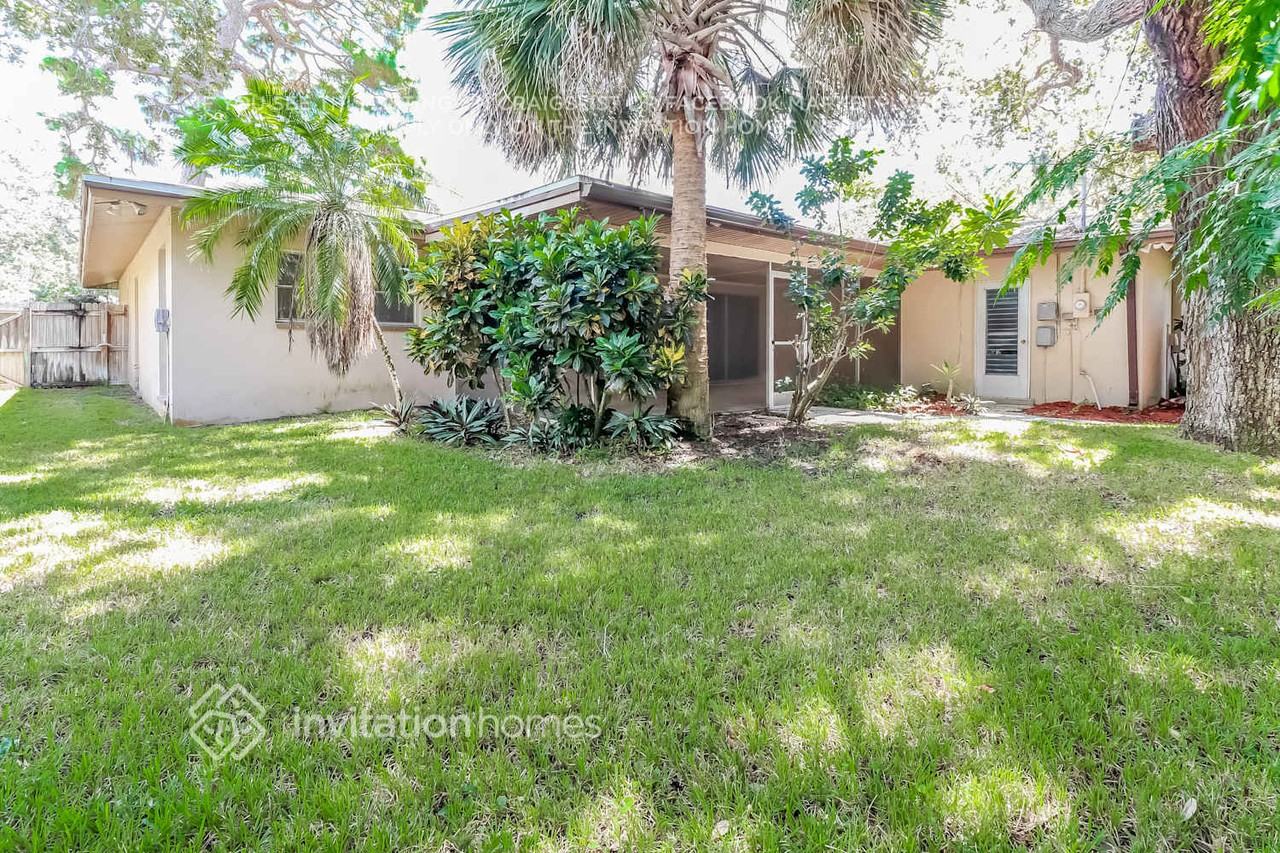 10350 Bay Hills Dr - Photo 2 of 3