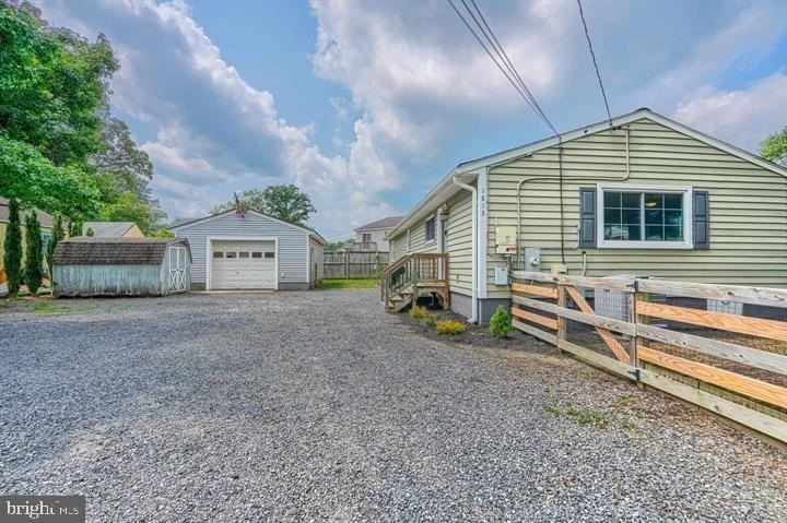 1813 Potomac Rd - Photo 4 of 50