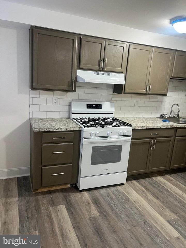 319 W 21st St - Photo 3 of 10