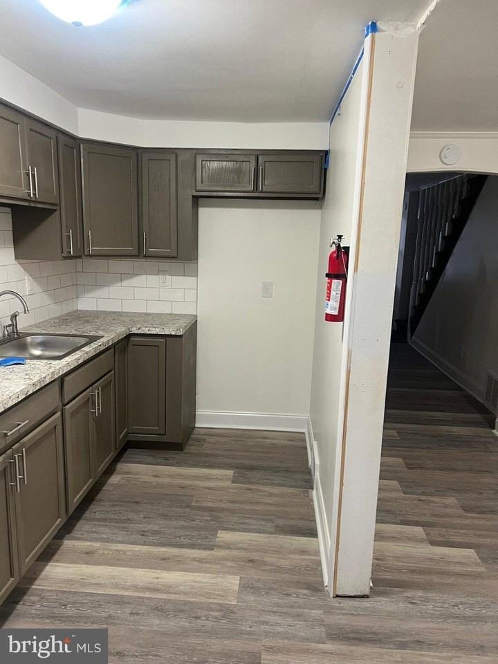 319 W 21st St - Photo 5 of 10